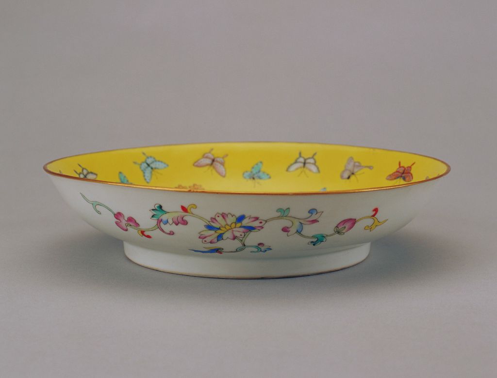 图片[1]-Yellow ground pastel butterfly plate with eight happy characters-China Archive